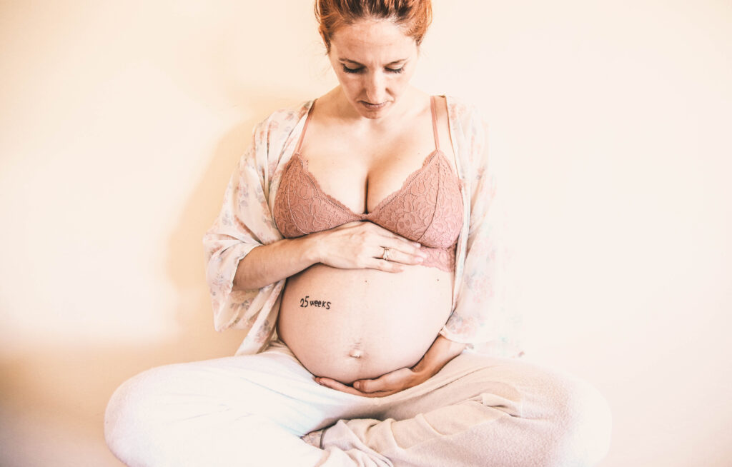 barriga embarazada de 25 semanas
