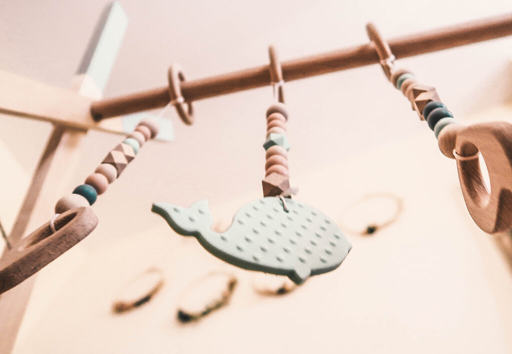 mordedor bebé en gimnasio de madera