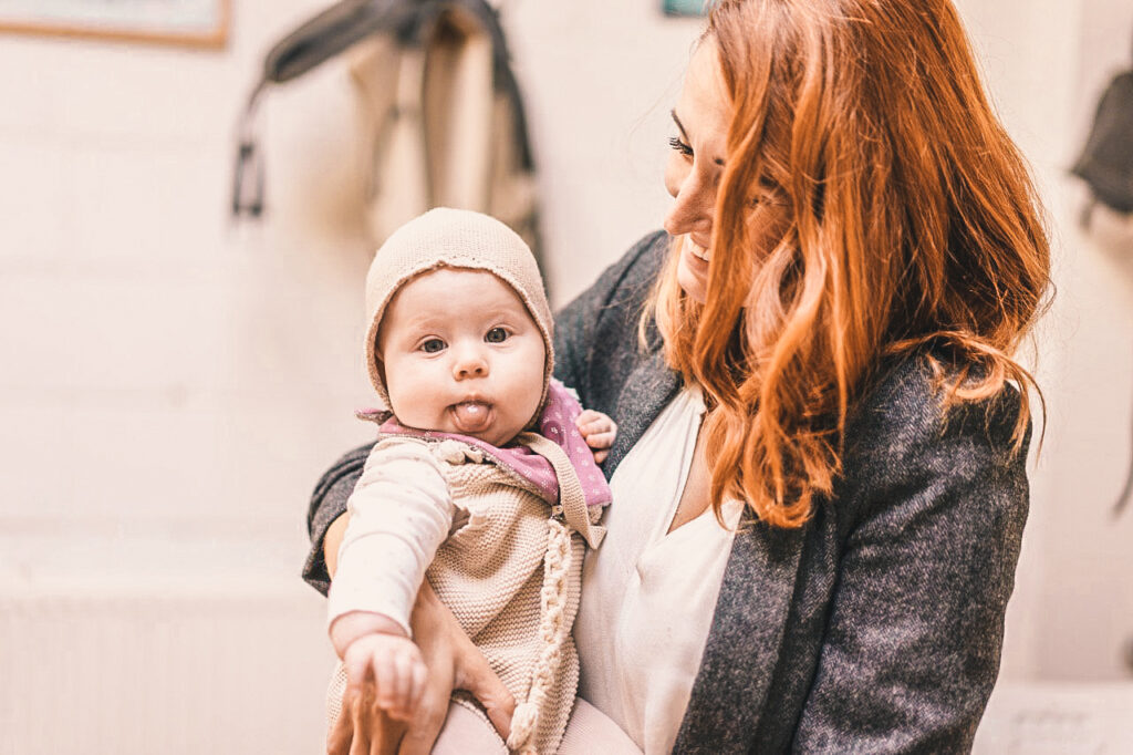 bebe sacando la lengua a la cámara